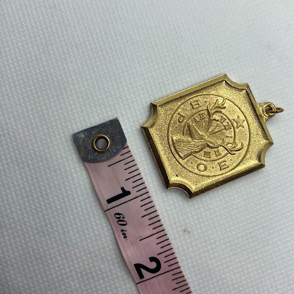 B. P. O. E. ELKS PENDANT MEDALLION CHARM GOLD TONE - Picture 5 of 9